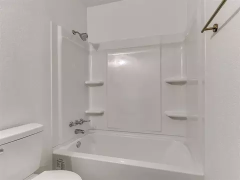 Bath - 407 Jarman Dr, Mcloud, OK 74851 photo 2 of 3