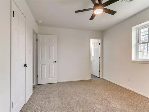 Bedroom - 407 Jarman Dr, Mcloud, OK 74851 photo 4 of 5