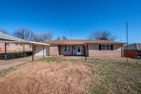 2219 S 11th St, Chickasha, OK 73018