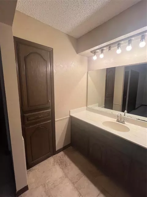 Bath - 703 Cedar Ln, Tecumseh, OK 74873 photo 2 of 5