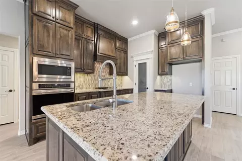 Kitchen - 1025 NE 33rd Ter, Moore, OK 73160 photo 1 of 5