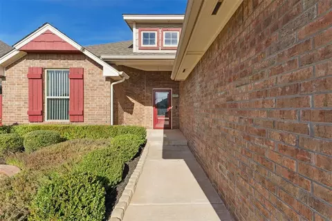 Entry Way - 1025 NE 33rd Ter, Moore, OK 73160 photo 1 of 4