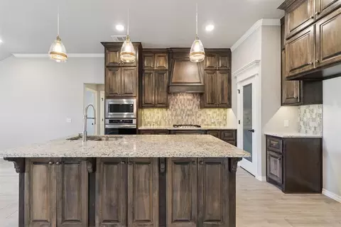 Kitchen - 1025 NE 33rd Ter, Moore, OK 73160 photo 4 of 5