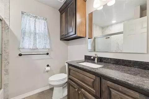 Bath - 1025 NE 33rd Ter, Moore, OK 73160 photo 2 of 3