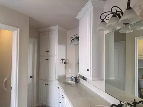 Bath - 412 Summit Way, Norman, OK 73071 photo 1 of 4