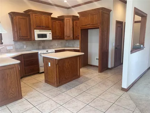 Kitchen - 412 Summit Way, Norman, OK 73071 photo 2 of 2