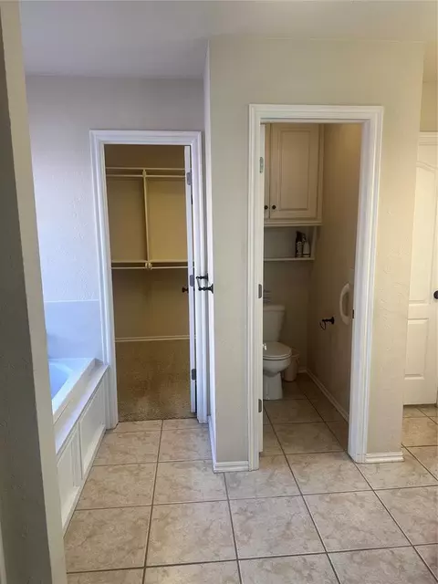Bath - 412 Summit Way, Norman, OK 73071 photo 2 of 4