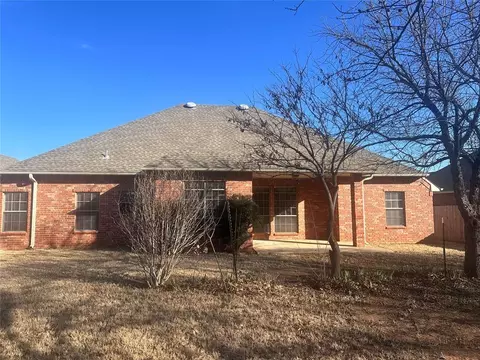 Exterior - 412 Summit Way, Norman, OK 73071 photo 2 of 3
