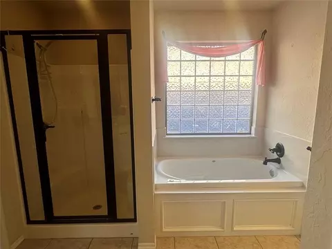 Bath - 412 Summit Way, Norman, OK 73071 photo 3 of 4