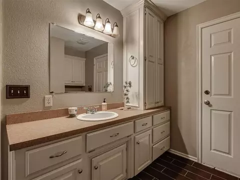 Bath - 30280 Stephens Dr, Mcloud, OK 74851 photo 5 of 7