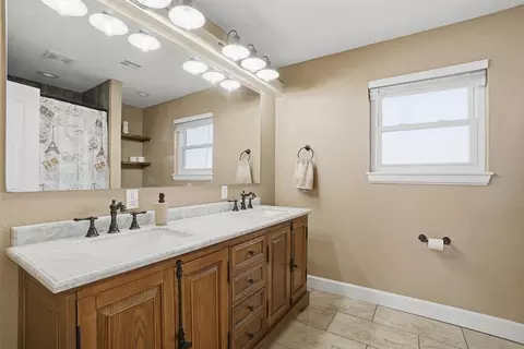 Bath - 1608 Wilson St, Altus, OK 73521 photo 2 of 2