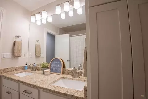 Bath - 2134 NW Saddleback Blvd, Norman, OK 73072 photo 2 of 2