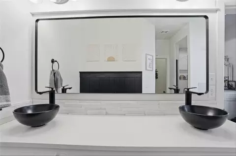 Bath - 3312 Continental Ct, Altus, OK 73521 photo 1 of 5
