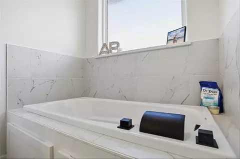 Bath - 3312 Continental Ct, Altus, OK 73521 photo 4 of 5