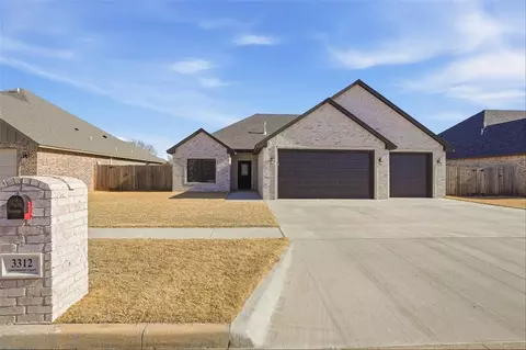 Exterior - 3312 Continental Ct, Altus, OK 73521 photo 3 of 8
