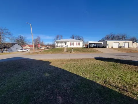Exterior - 128 N 5th St, Mcloud, OK 74851 photo 2 of 4