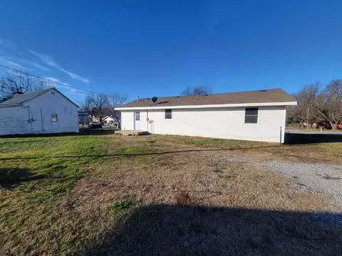 Exterior - 128 N 5th St, Mcloud, OK 74851 photo 3 of 4