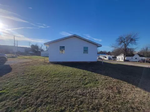 Exterior - 128 N 5th St, Mcloud, OK 74851 photo 4 of 4
