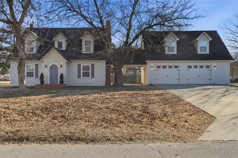 Exterior - 200 SW 5th, Tuttle, OK 73089 photo 2 of 6