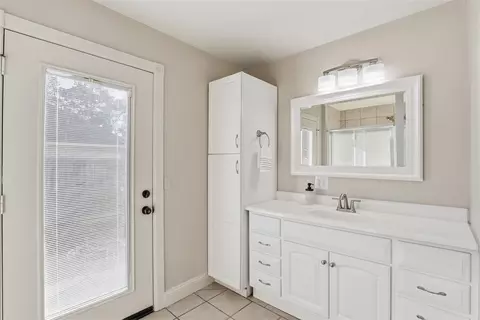 Bath - 200 SW 5th, Tuttle, OK 73089 photo 1 of 6