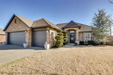 3808 St Augustine St, Mustang, OK 73064