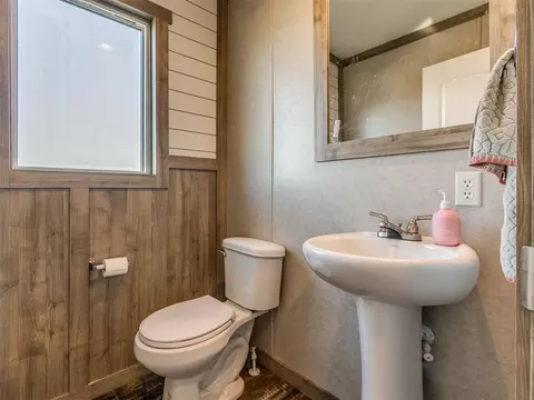 Bath - 423972 E 1060 Rd, Checotah, OK 74426 photo 4 of 4
