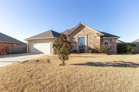 920 SW 38th St, Moore, OK 73160