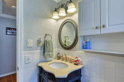Bath - 1121 W Apache St, Norman, OK 73069 photo 2 of 3