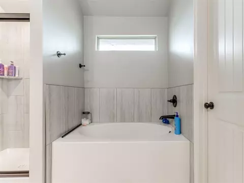 Bath - 5702 Cedar Tree Cir, Guthrie, OK 73044 photo 2 of 6
