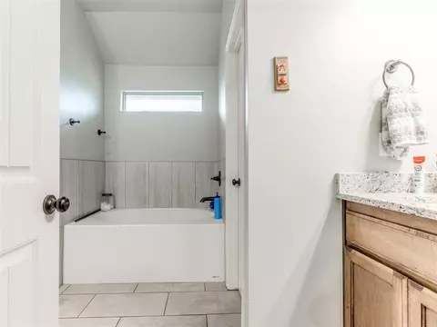 Bath - 5702 Cedar Tree Cir, Guthrie, OK 73044 photo 6 of 6
