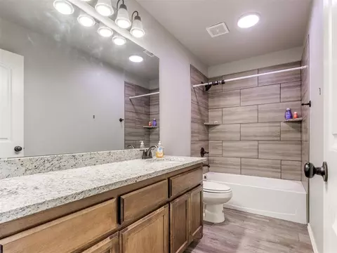 Bath - 5702 Cedar Tree Cir, Guthrie, OK 73044 photo 3 of 6