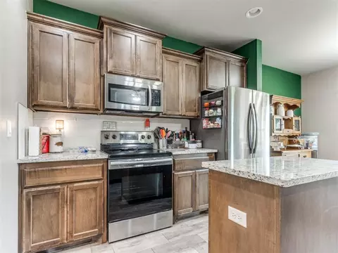 Kitchen - 5702 Cedar Tree Cir, Guthrie, OK 73044 photo 2 of 5