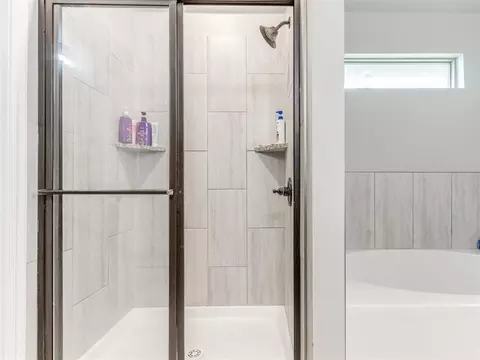 Bath - 5702 Cedar Tree Cir, Guthrie, OK 73044 photo 1 of 6