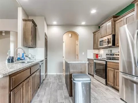 Kitchen - 5702 Cedar Tree Cir, Guthrie, OK 73044 photo 3 of 5