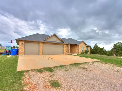 Exterior - 5702 Cedar Tree Cir, Guthrie, OK 73044 photo 4 of 9