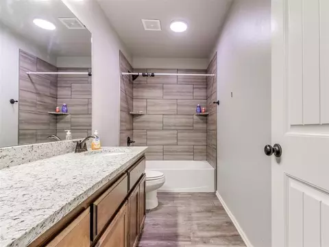 Bath - 5702 Cedar Tree Cir, Guthrie, OK 73044 photo 4 of 6