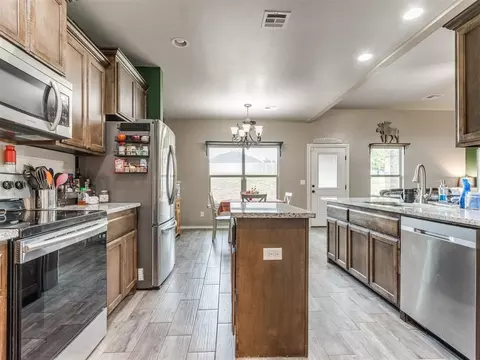 Kitchen - 5702 Cedar Tree Cir, Guthrie, OK 73044 photo 4 of 5