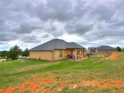 Exterior - 5702 Cedar Tree Cir, Guthrie, OK 73044 photo 6 of 9