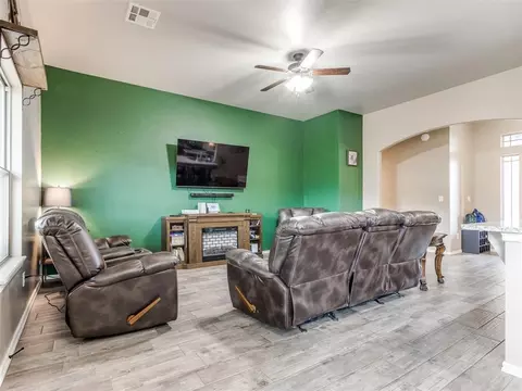 Living - 5702 Cedar Tree Cir, Guthrie, OK 73044 photo 2 of 3