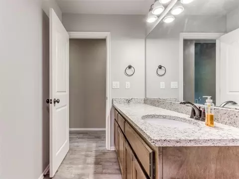 Bath - 5702 Cedar Tree Cir, Guthrie, OK 73044 photo 5 of 6