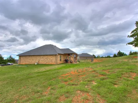 Exterior - 5702 Cedar Tree Cir, Guthrie, OK 73044 photo 5 of 9