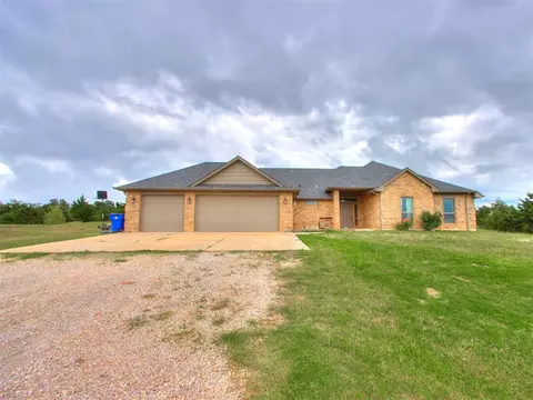 Exterior - 5702 Cedar Tree Cir, Guthrie, OK 73044 photo 2 of 9