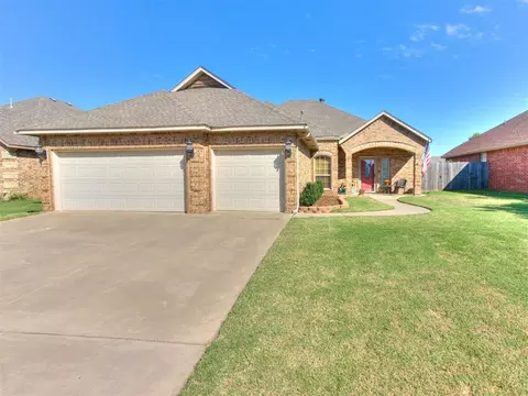9017 NW 80th St, Yukon, OK 73099