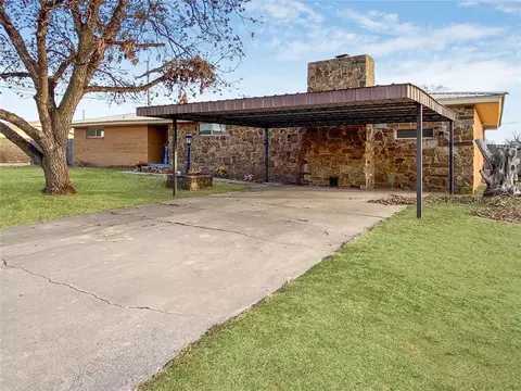 207 Spurlin Dr, Sayre, OK 73662