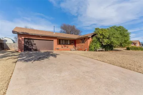 1413 Park Ave, Clinton, OK 73601