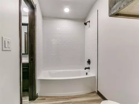 Bath - 2000 Morgan Dr, Norman, OK 73069 photo 1 of 5
