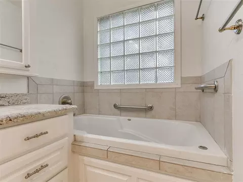 Bath - 2000 Morgan Dr, Norman, OK 73069 photo 5 of 5