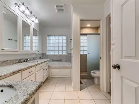 Bath - 2000 Morgan Dr, Norman, OK 73069 photo 4 of 5