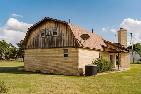 Exterior - 503 N Sheb Wooley Ave, Erick, OK 73645 photo 6 of 9