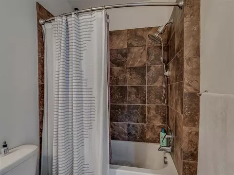 Bath - 401 E Boyd St #305, Norman, OK 73069 photo 3 of 3